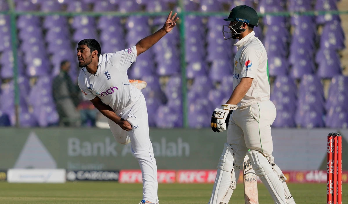 England's Rehan Ahmed, left, bowls during the third day of third test cricket match between England and Pakistan, in Karachi, Pakistan, on December 19, 2022. (AP)