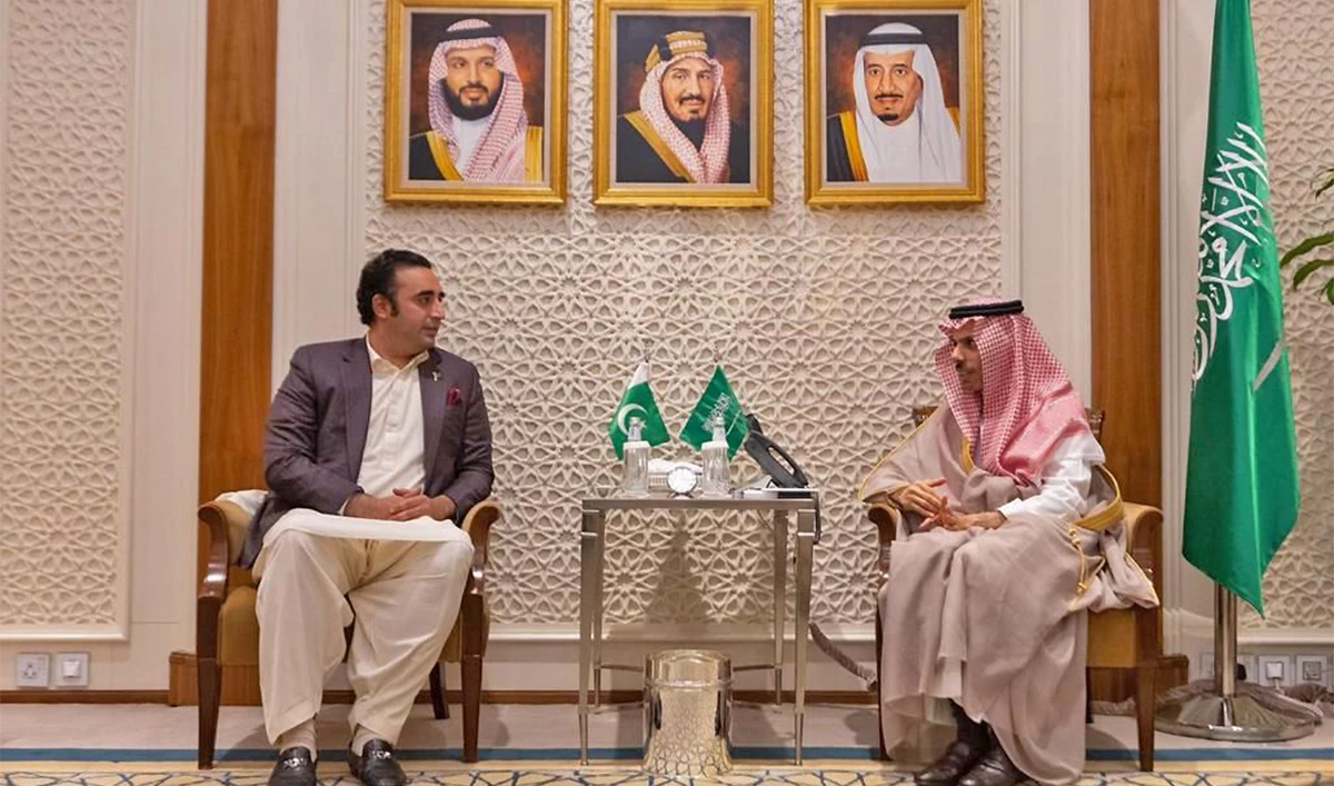 Pakistan foreign minister Bilawal Bhutto-Zardari (left) meets his Saudi counterpart Faisal bin Farhan in Riyadh, Saudi Arabia on November 10, 2022. (Photo courtesy: Saudi Ministry of Foreign Affairs/File)