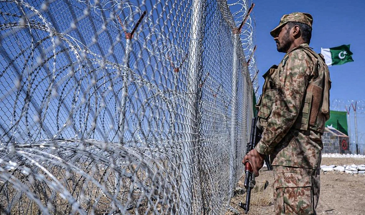 A Pakistani soldier keeps vigil next to a fenced border along with Afghan's Paktika province border in Angoor Adda in South Waziristan, Pakistan, on October 18, 2017. (AFP/File)
