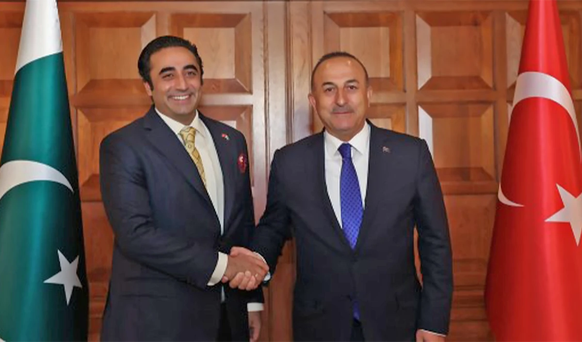 Pakistan Foreign Minister Bilawal Bhutto-Zardari shakes hand with his Turkish counterpart, Mevlüt Çavusoglu, in Ankara, Turkey, on May 12, 2022. (MFA, Turkey/File)