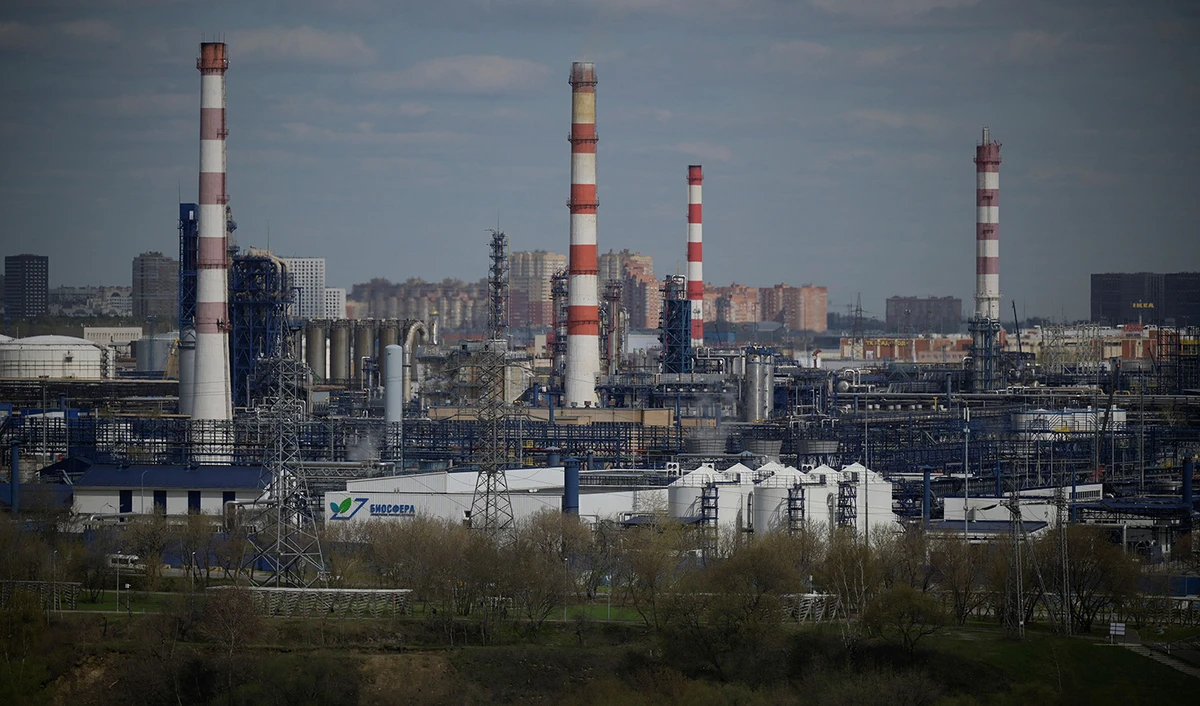 A general view of a Russian oil refinery on the south-eastern outskirts of Moscow on April 28, 2022. (AFP/File)