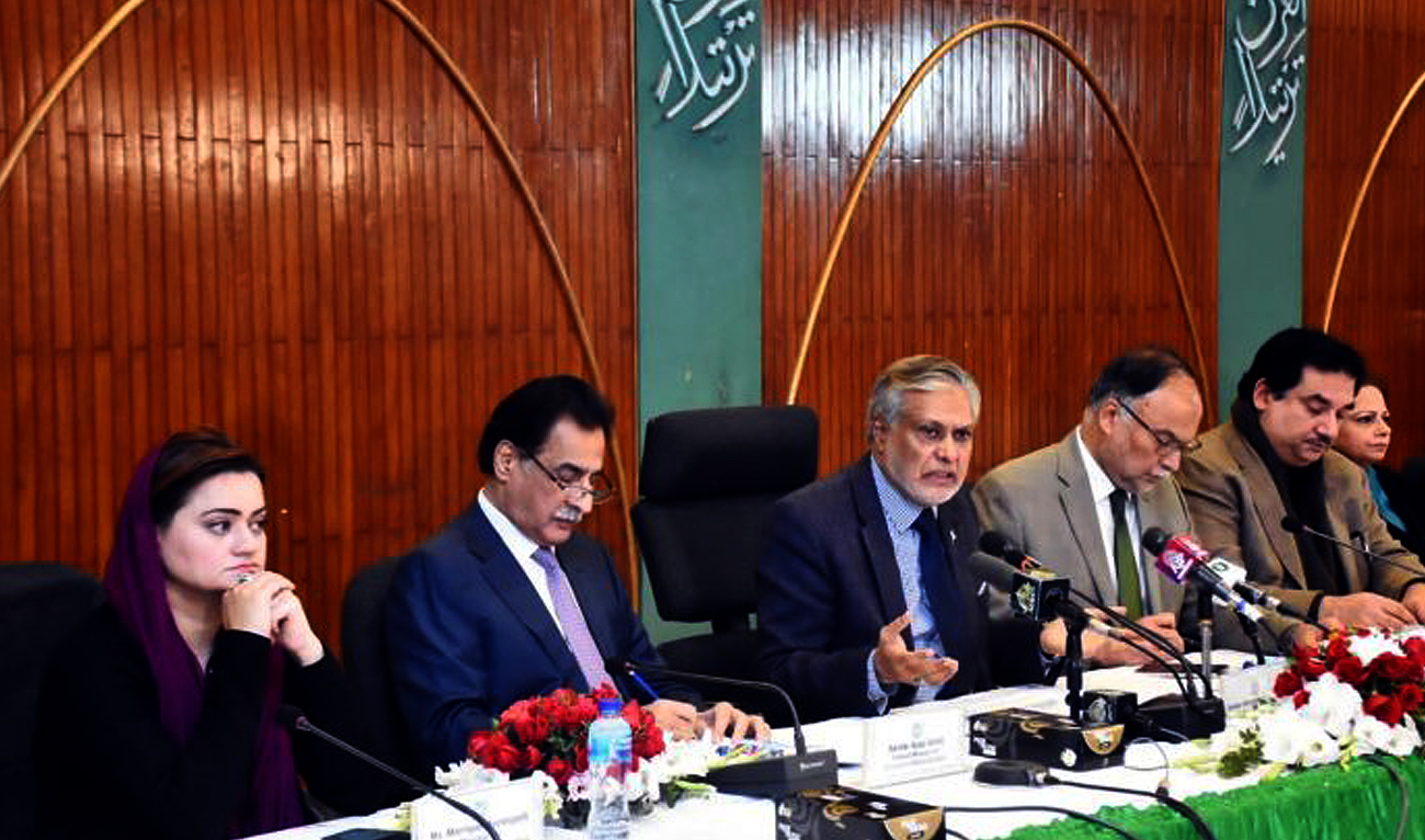Pakistan finance minister Ishaq Dar (center) gestures during a press briefing on the country's economic conditions in Islamabad on January 4, 2023. (Photo courtesy: Associated Press of Pakistan)