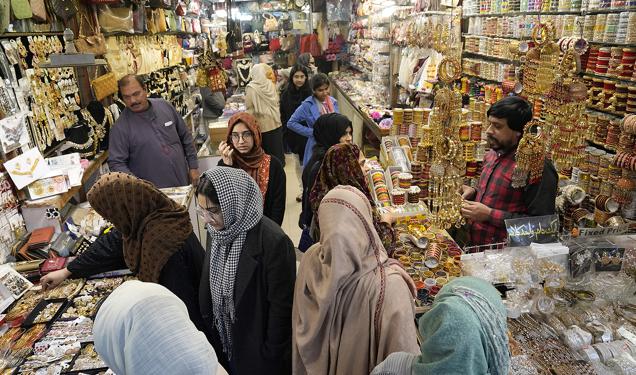 People visit a market for shopping in Lahore, Pakistan, Wednesday, Jan. 4, 2023. (Photo courtesy: AP)