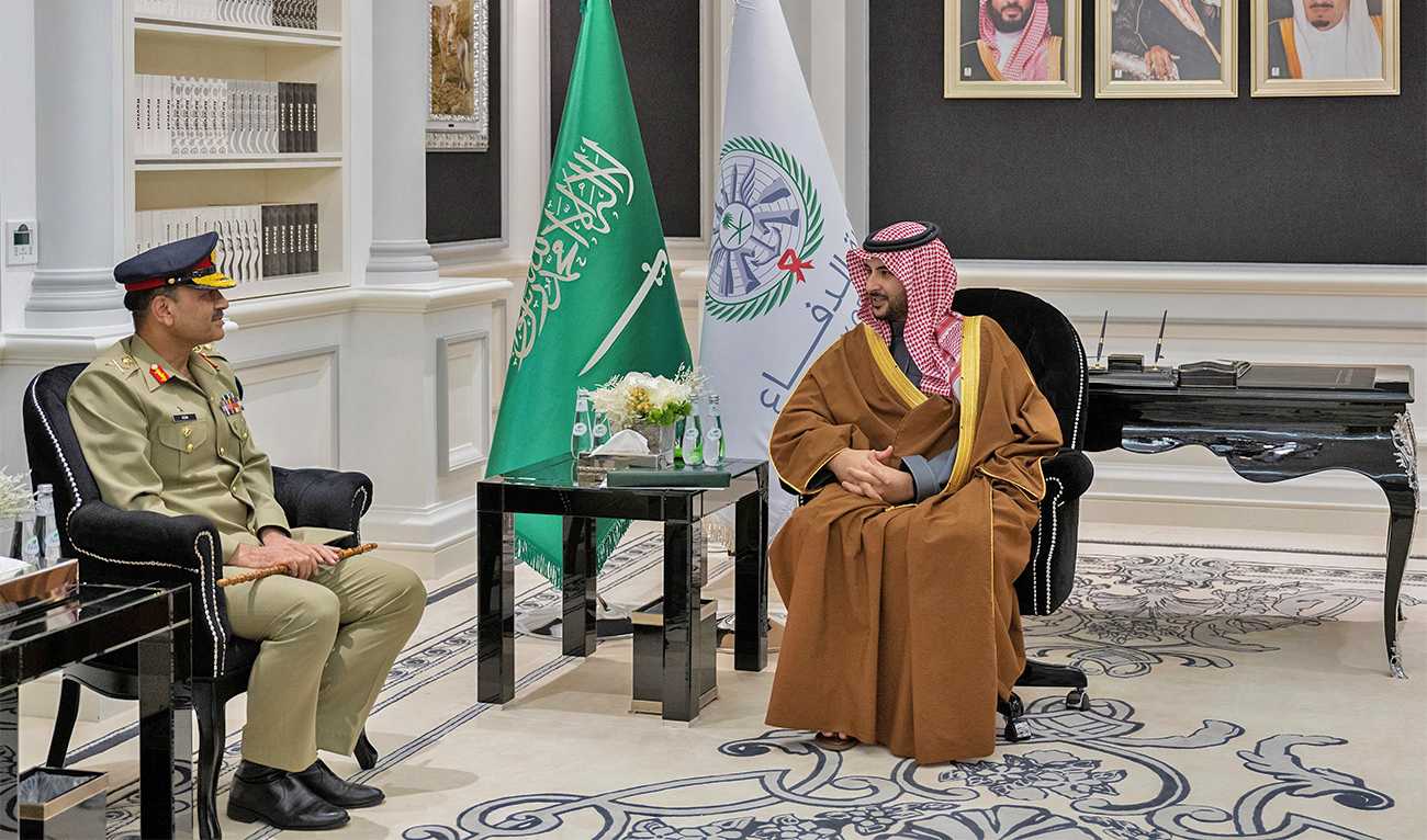 Pakistan’s new army chief General Asim Munir (left) meets with Saudi defense minister, Prince Khalid bin Salman, in Riyadh, Saudi Arabia, on January 4, 2022. (Photo courtesy: Saudi Press Agency)