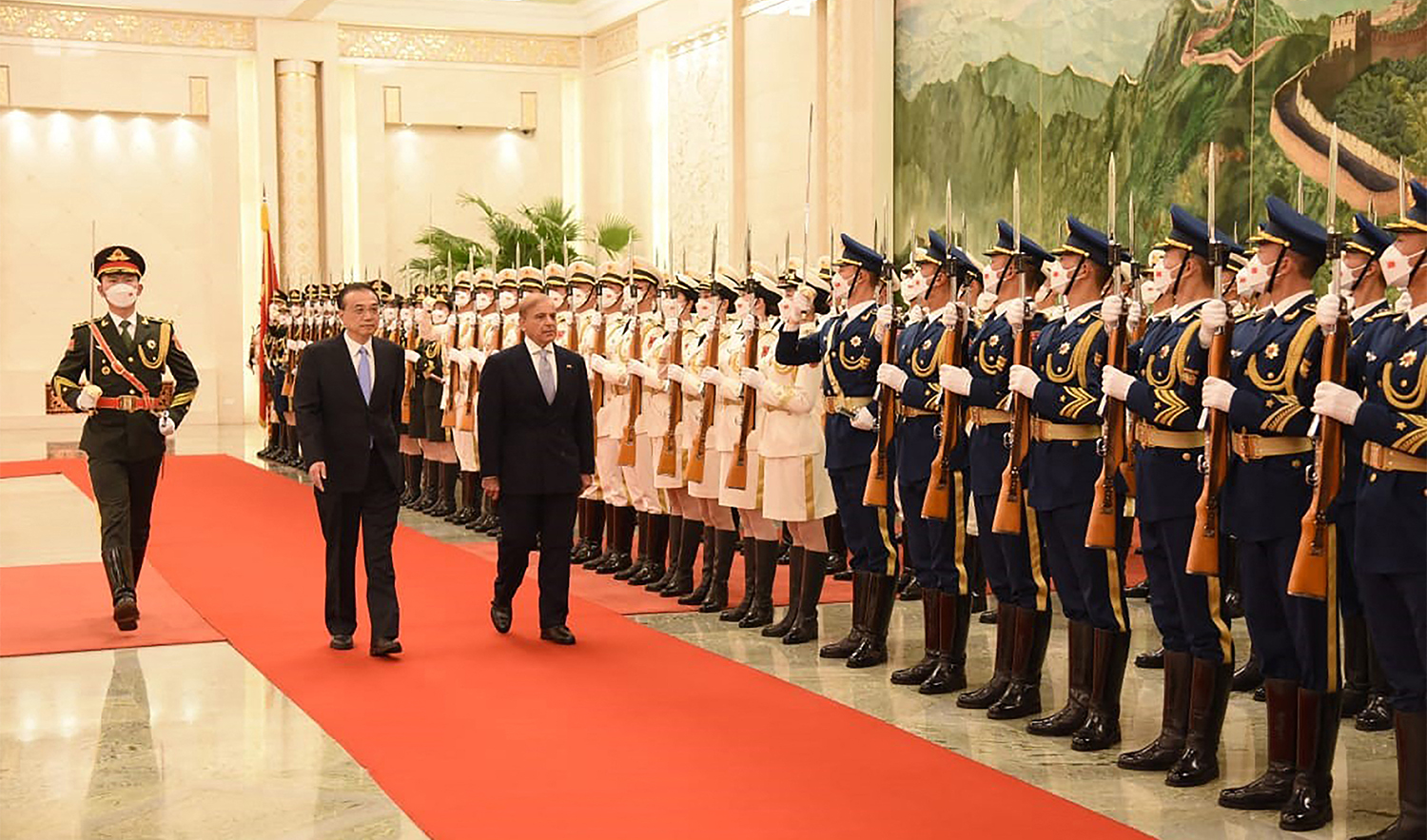 Pakistan Prime Minister Shahbaz Sharif, center, inspecting the guard of honor on his arrival at Great Hall of the People, ahead of his meeting with Chinese Premier Li Keqiang (2L) in Beijing, China on November 2, 2022. (Photo courtesy: Pakistan Prime Minister's Office)