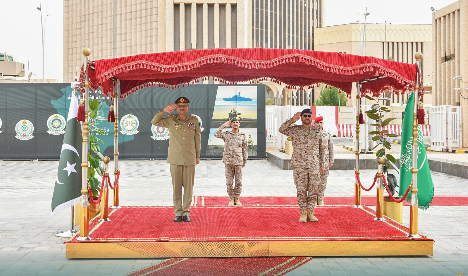 Pakistan’s new army chief General Asim Munir (left) meets Saudi Chief of the General Staff, First Lieutenant General Fayyad Al-Ruwaili in Riyadh, Saudi Arabia, on January 5, 2022. (Photo courtesy: Saudi Defense Ministry)