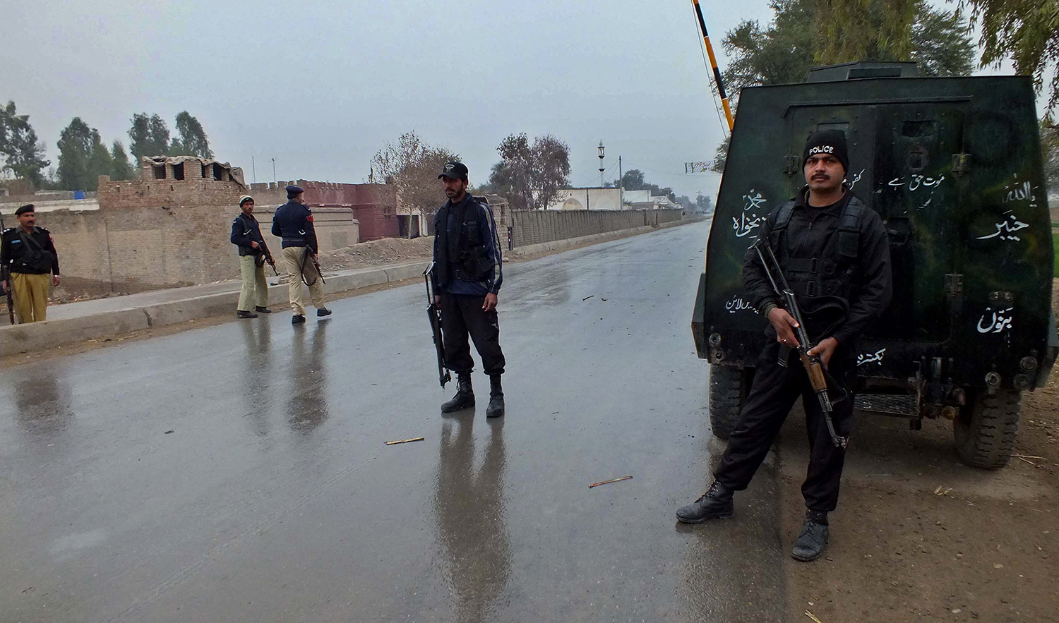 Pakistani policemen cordon the area near the military checkpost following an attack by militants in the Sari Norang area of Lakki Marwat district, around 240 kilometers (149 miles) south of Peshawar on February 2, 2013. (AFP/File)