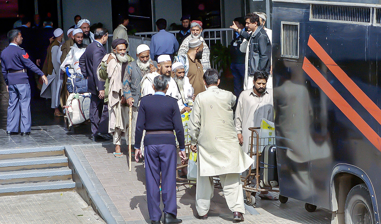 Afghan refugees line up as they prepare to board a police van in Karachi, Pakistan on January 20, 2007. (AFP/File)