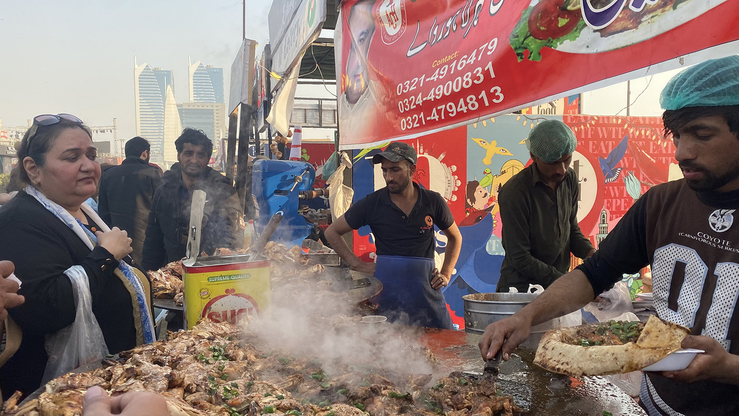 Customers wait for Tawa Chicken meal at Karachi Eat Festival on January 8, 2023. (AN photo)
