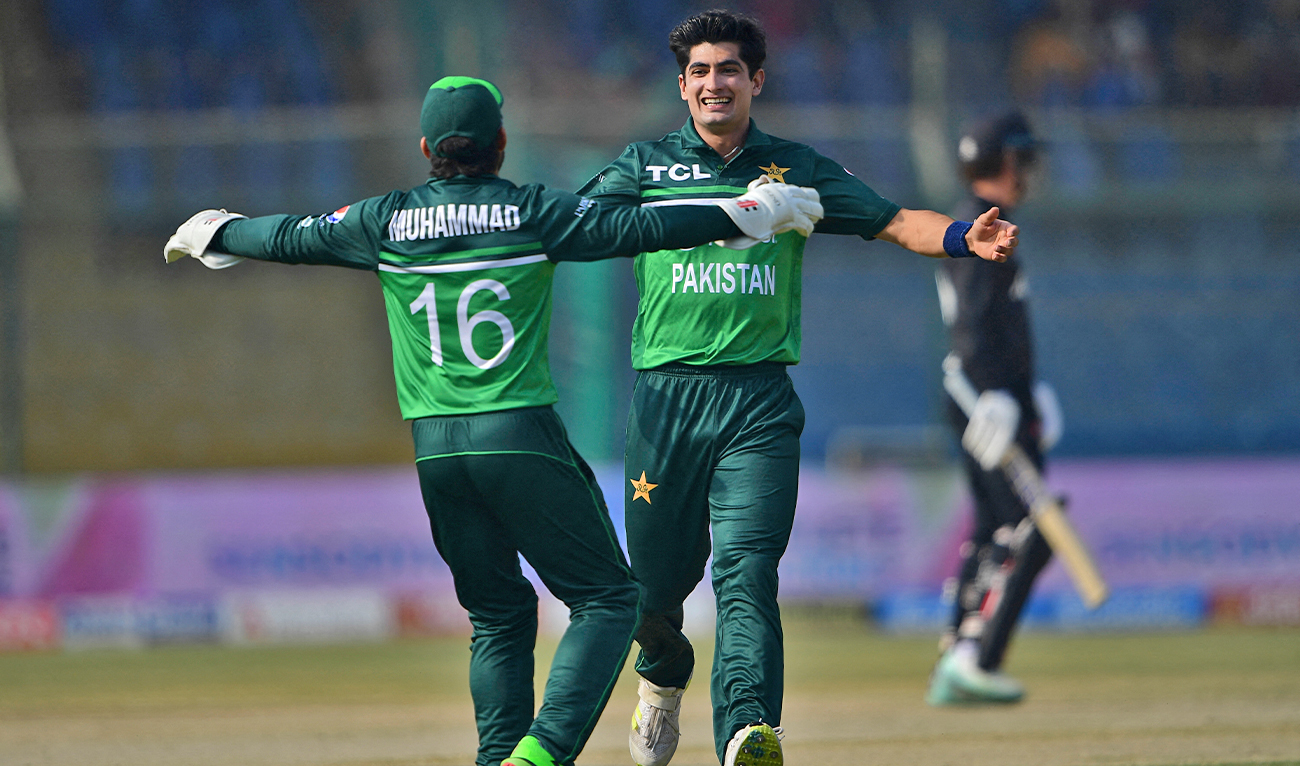 Pakistan's Naseem Shah (C) celebrates with his teammate Mohammad Rizwan after taking the wicket of New Zealand's Devon Conway (not pictured) during the first one-day international (ODI) cricket match between Pakistan and New Zealand at the National Stadium in Karachi on January 9, 2023. (AFP)