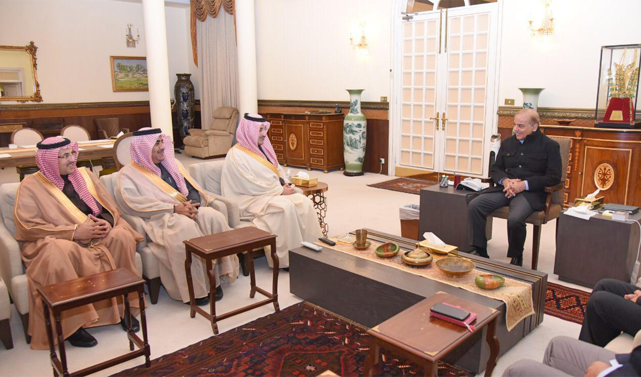 Pakistan Prime Minister Shehbaz Sharif (right) meets a four-member Saudi Fund for Development delegation in Islamabad, Pakistan, on January 11, 2022. (Photo courtesy: Radio Pakistan)