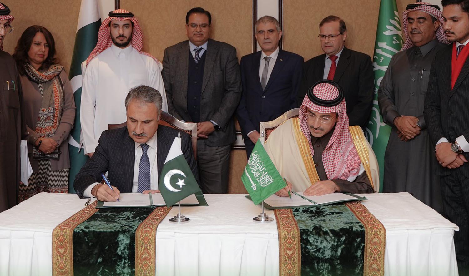 Saudi Fund for Development CEO Sultan Al-Marshad and Pakistan's secretary of ministry of economic affairs Dr. Kazim Niaz sign an agreement on January 12, 2023. (Photo courtesy: @SaudiFund_Dev/Twitter)