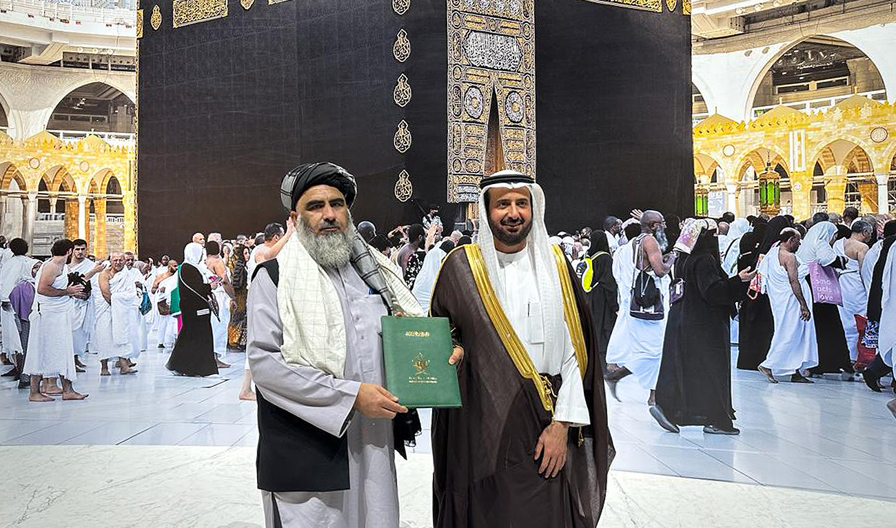 Pakistan's religious affairs minister Mufti Abdul Shakoor poses for a picture with Saudi Hajj minister Dr. Tawfiq bin Fawzan Al-Rabiah in Jeddah on January 9, 2023. (Photo courtesy: Twitter/Ministry of Religious Affairs)