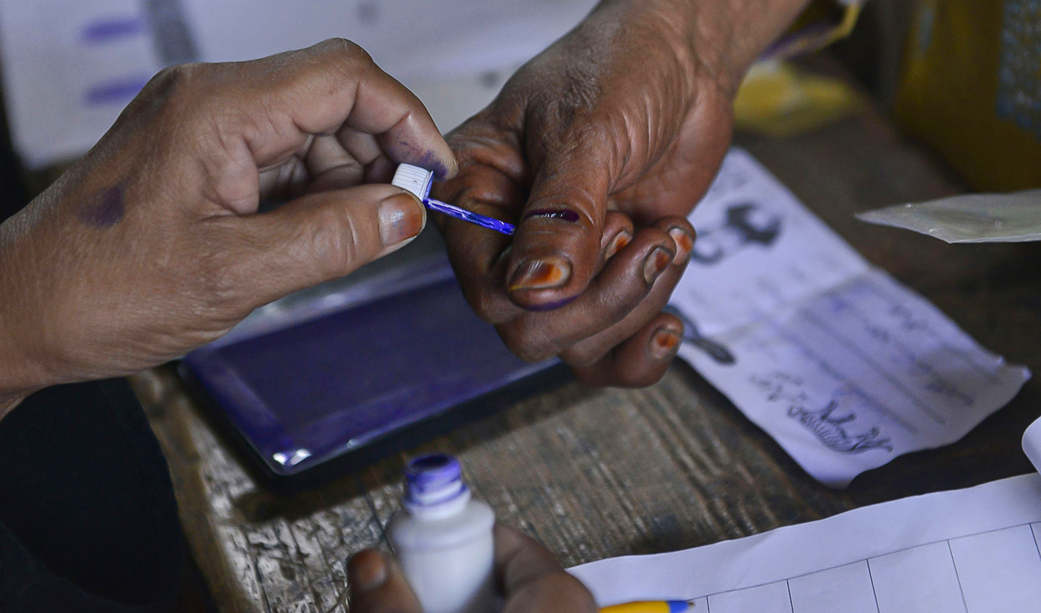 A Pakistani polling agent marks a voter's finger before she casts her ballot during a local government election at a polling station in Lahore on October 31, 2015. (AFP/File)