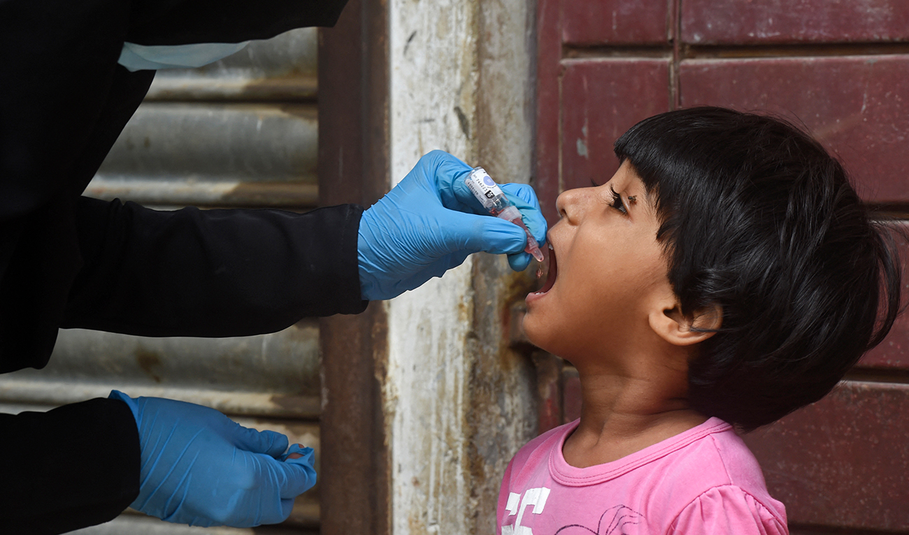 A health worker administers polio vaccine drops to a child during a polio vaccination door-to-door campaign in Pakistan's port city of Karachi on July 20, 2020. (Photo courtesy: AFP/FILE)