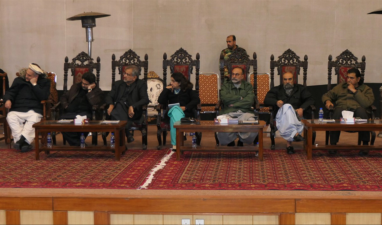 Guest speakers, including former prime minister Shahid Khaqan Abbasi, Miftah Ismail and Mustafa Nawaz Khokhar, can be seen on a stage in Quetta, Pakistan, before addressing a seminar, “Reimagining Pakistan,” on January 21, 2023. (AN Photo)