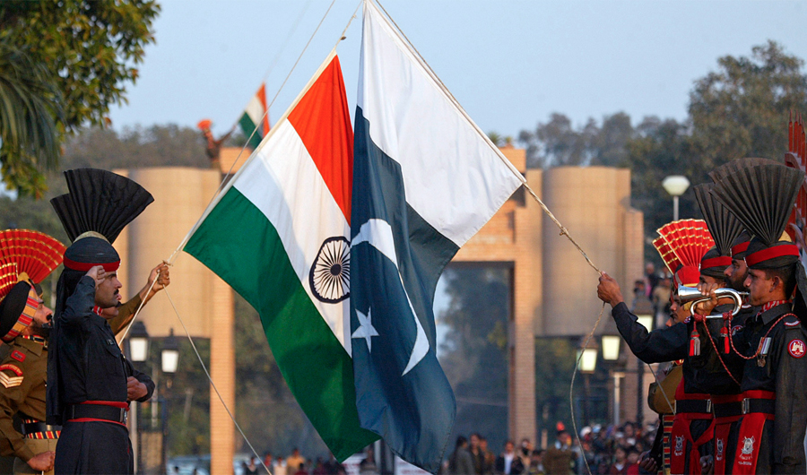 Pakistan Rangers and Indian Border Security Force personnel take part in the daily flag lowering ceremony at their joint border post of Wagah border near Lahore January 10, 2007. (REUTERS/File)