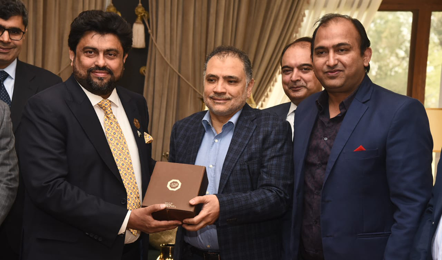 Sindh Governor Muhammad Kamran Khan Tessori presents a plaque to Saudi businessman Mazin M. Al Moallim in Karachi on January 26, 2023. (Photo courtesy: Governor House, Sindh)