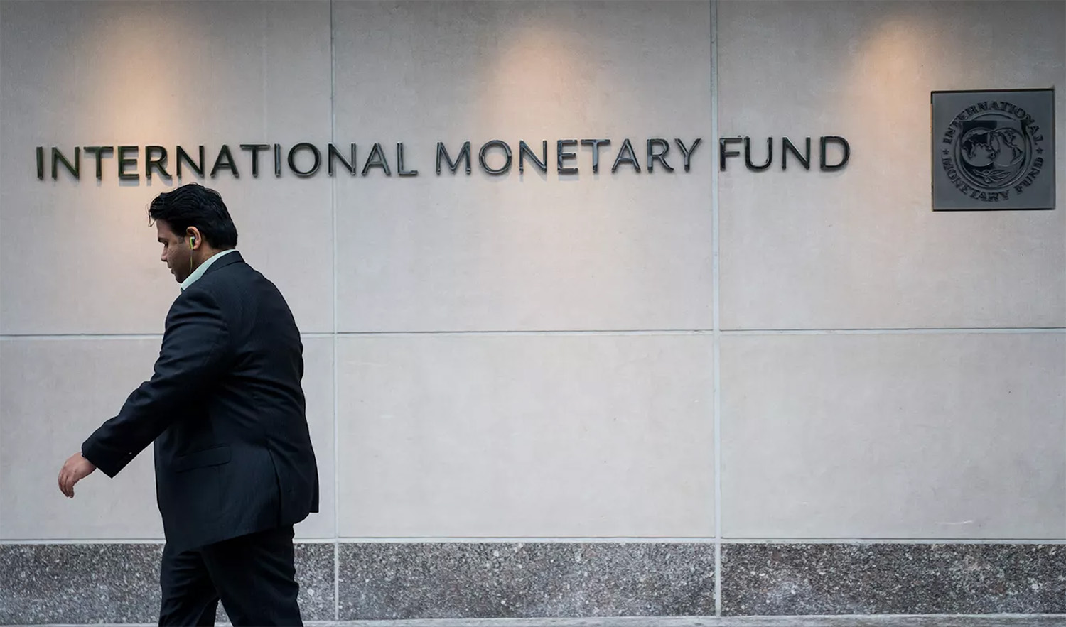 A man walks past the IMF Headquarters in Washington, US, on September 30, 2016. (AFP/File)