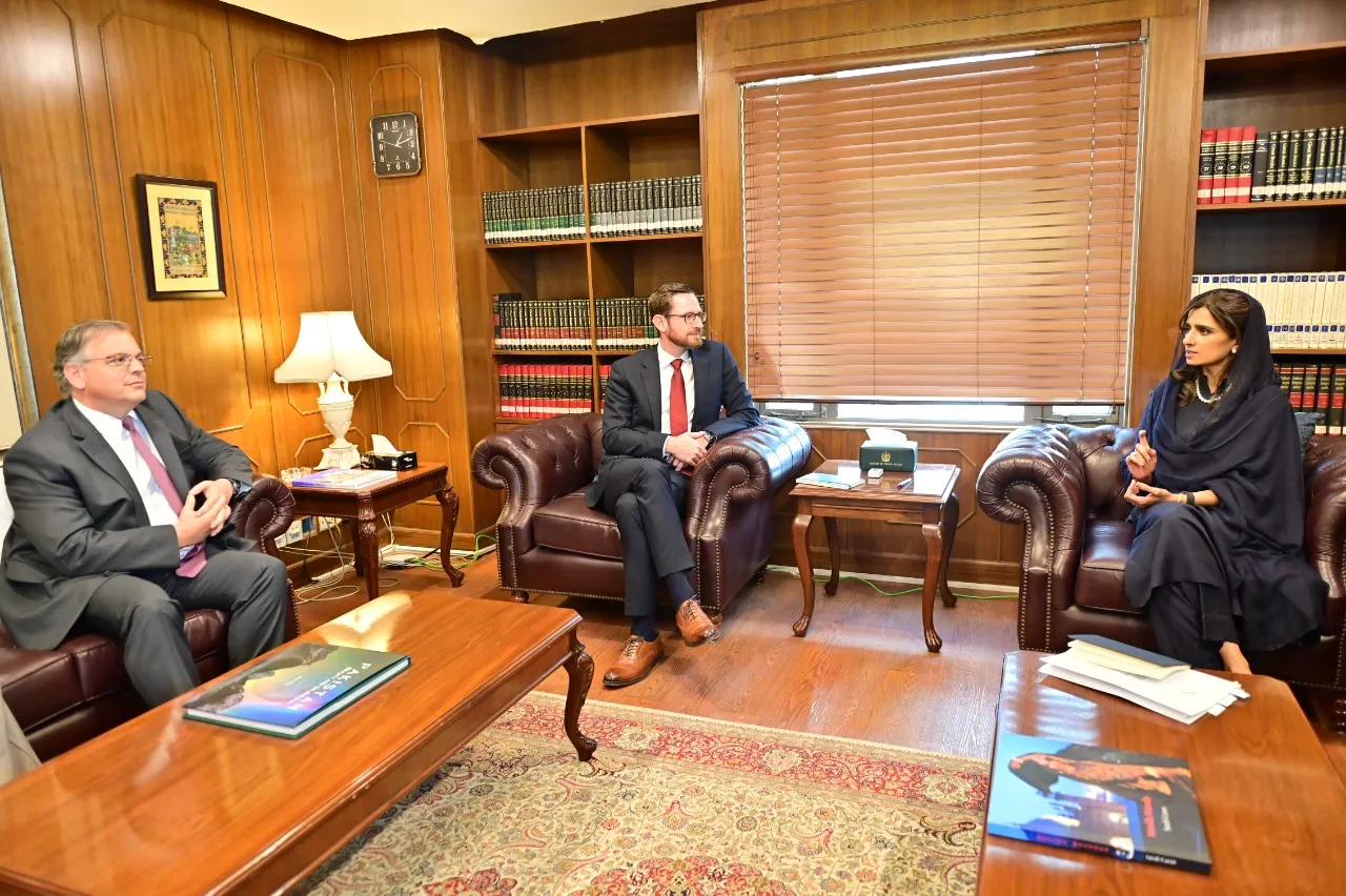 Pakistan's State Minister for Foreign Affairs Hina Rabbani Khar (right) meets US Special Representative for Afghanistan, Thomas West (second left), in Islamabad, Pakistan, on October 6, 2022. (@US4AfghanPeace/File)