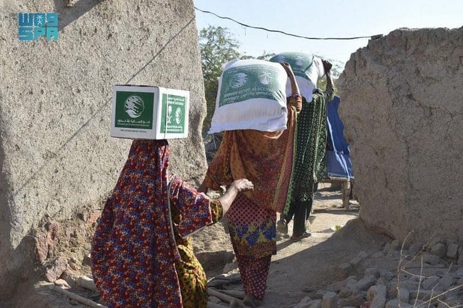 The Saudi charity distributed 1,960 food packages in Sindh Province, Pakistan, benefiting 13,720 people. (SPA)