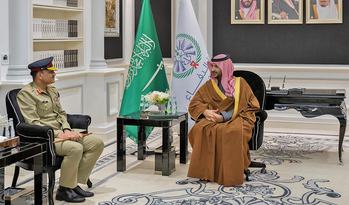 Pakistan’s new army chief General Asim Munir (left) meets with Saudi defense minister, Prince Khalid bin Salman, in Riyadh, Saudi Arabia, on January 4, 2022. (Photo courtesy: Saudi Press Agency)