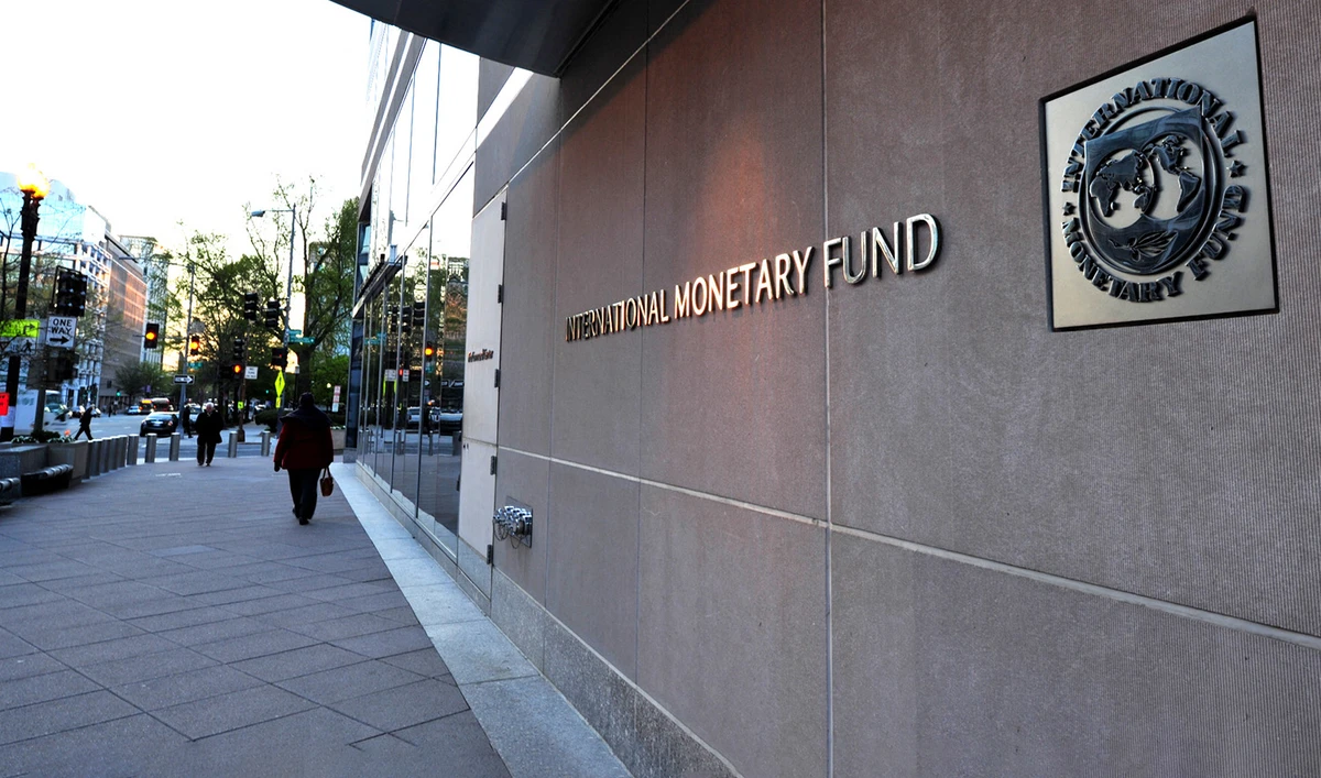 The International Monetary Fund (IMF) building sign is viewed on April 5, 2016 in Washington, DC. (AFP/File)