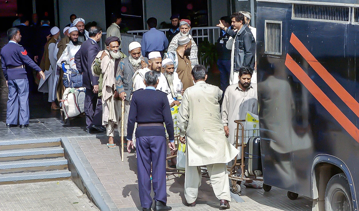 Afghan refugees line up as they prepare to board a police van in Karachi, Pakistan on January 20, 2007. (AFP/File)