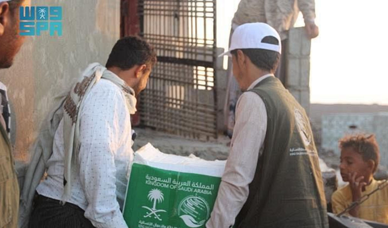 KSRelief worker distributing relief package of more than 70 Tons of Food Baskets in Taiz Governorate, Yemen on February 2, 2023. (SPA)