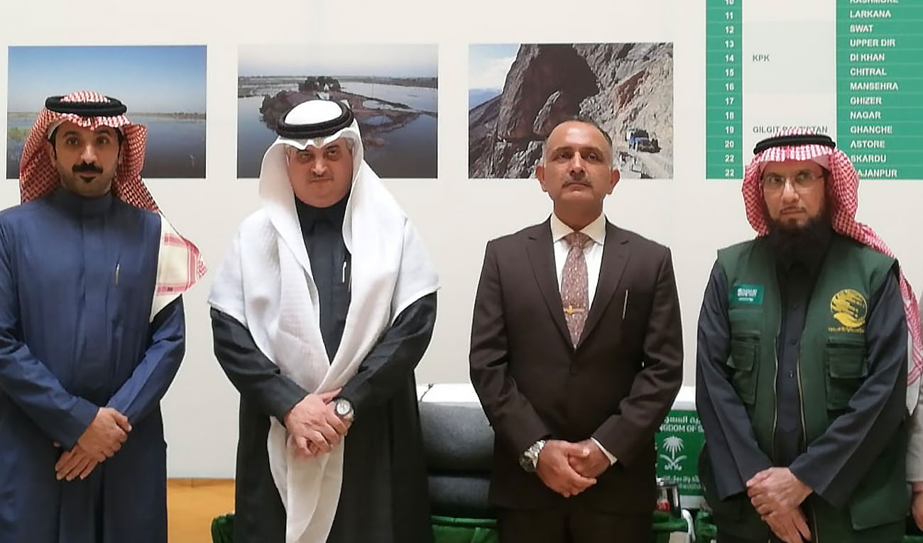 A group photo of Saudi ambassador Nawaf bin Said Al-Malki (2nd from left) and NDMA chairman Lieutenant General Inam Haider Malik (2nd from right) with KSrelief officials in Islamabad, Pakistan on February 2, 2023. (AN Photo)
