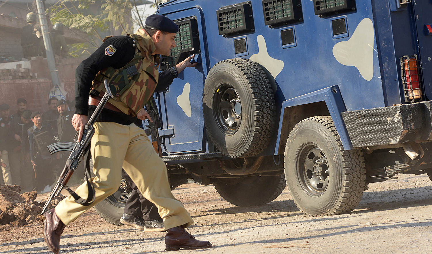 Pakistani security personnel take position outside an Agriculture Training Institute after an attack by Taliban militants in Peshawar on December 1, 2017. (AFP/File)
