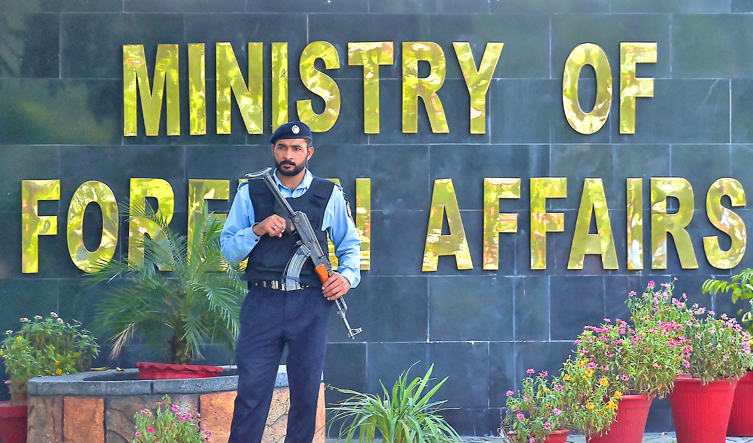 A Pakistani policeman stands guard outside the Pakistan's Foreign Ministry building in Islamabad on September 2, 2019. (AFP/File)