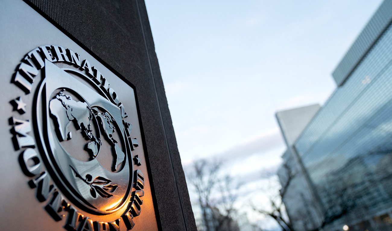 The seal for the International Monetary Fund is seen near the World Bank headquarters (R) in Washington, DC on January 10, 2022. (Photo courtesy: AFP/FILE)