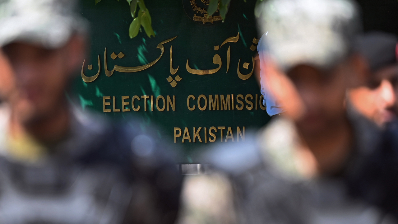 In this file photo taken on August 2, 2022, paramilitary soldiers stand guard outside the Pakistan’s election commission building in Islamabad. (Photo courtesy: AFP/File)