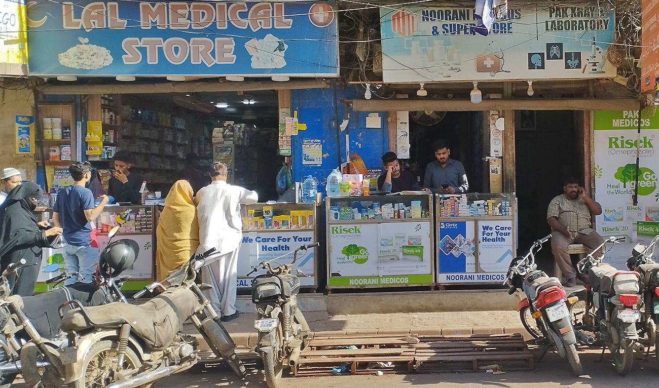People are buying medicines from a market located near Civil Hospital in Karachi on February 10, 2023. (AN photo)