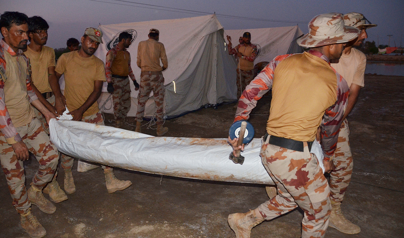 Pakistan army prepare to make tents for flood-affected people at a makeshift camp after heavy monsoon rains at Sohbatpur in Jaffarabad district of Balochistan province on September 3, 2022. (Photo courtesy: AFP/FILE)