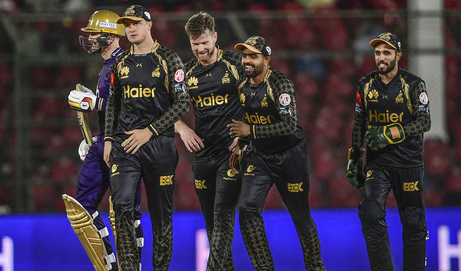Peshawar Zalmi's cricketers celebrate after the dismissal of Quetta Gladiators' Martin Guptill (L) during the Pakistan Super League (PSL) T20 cricket match at the National Stadium in Karachi on February 20, 2023. (AFP)