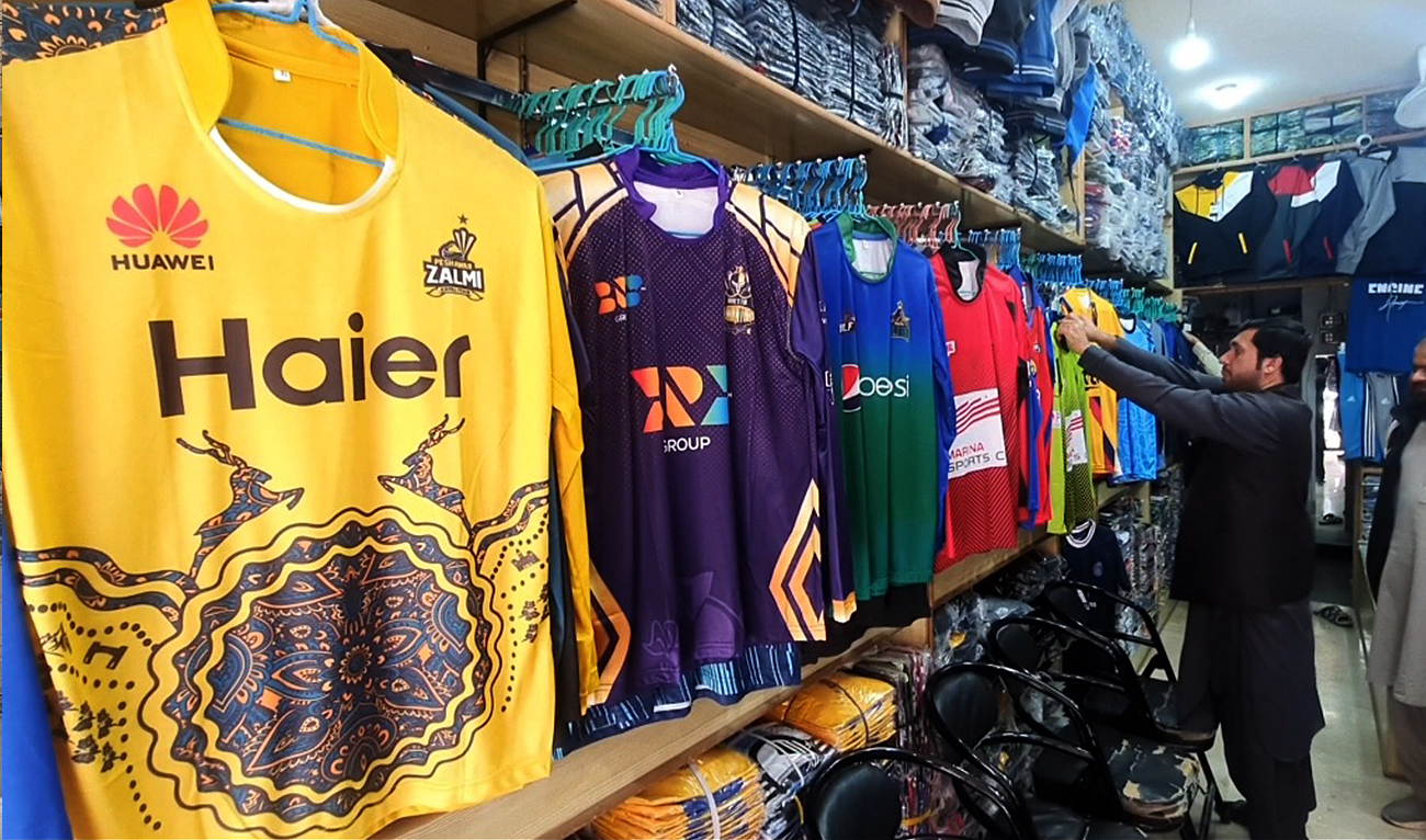 A local shop displays Quetta Gladiators and Peshawar Zalmi’s Pakistan Super League kits in Quetta, Pakistan, on February 19, 2023. (AN Photo)