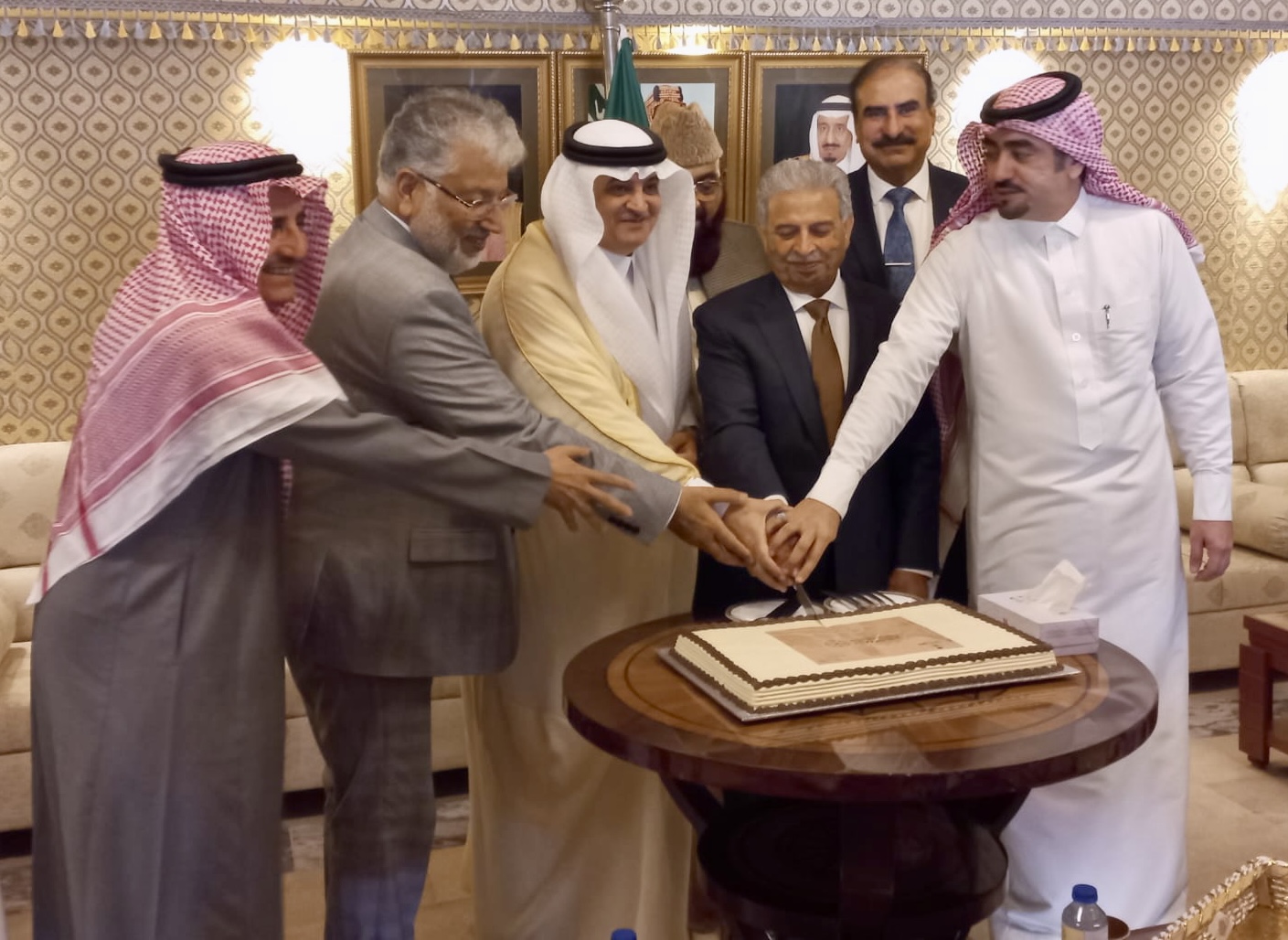 Saudi ambassador to Pakistan Nawaf bin Said Al-Malki (3rd left) and Pakistan’s education minister Rana Tanveer Hussain (4th left) are cutting a cake with other officials to mark Saudi Arabia’s foundation day in Islamabad, Pakistan, on February 21, 2023. (AN Photo)