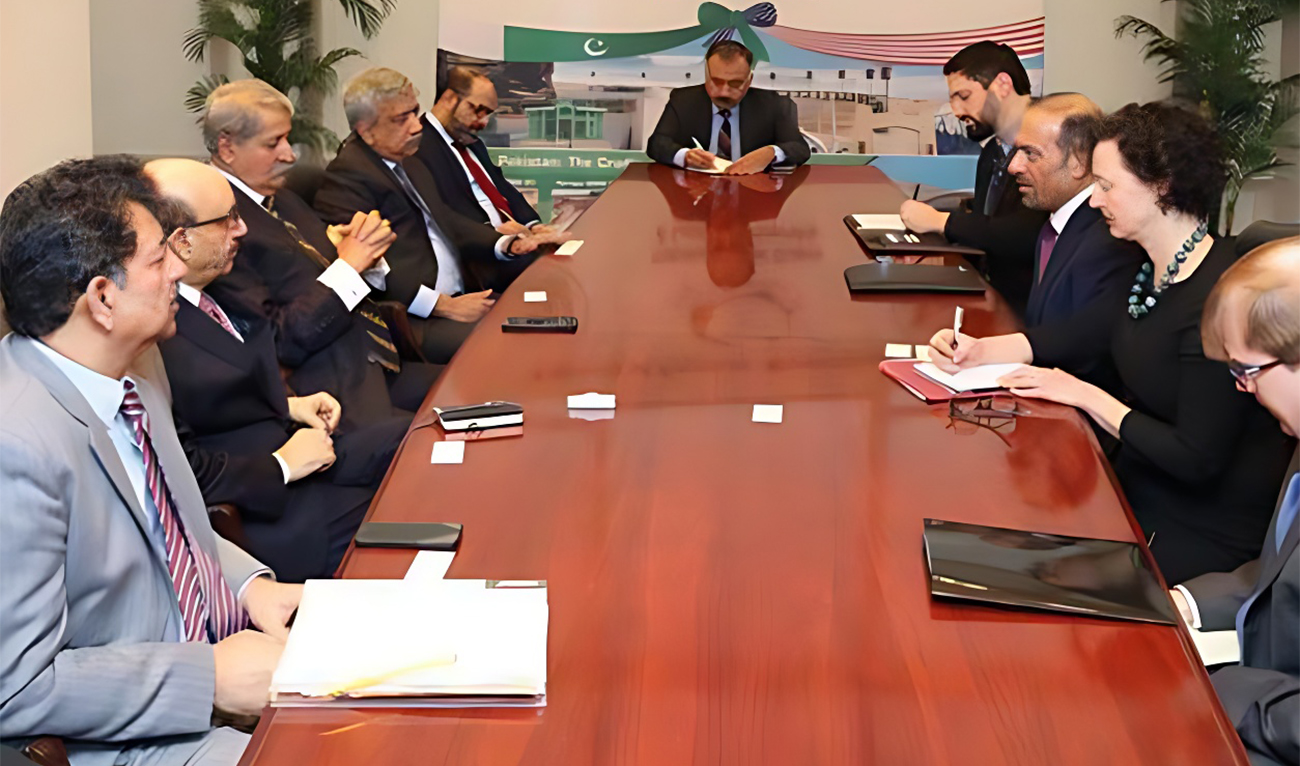Pakistani commerce minister Syed Naveed Qamar (center left) meets US Special Representative for Commercial and Business Affairs, Dilawar Syed (center right), in Washington, US, on February 22, 2023. (Photo courtesy: Pakistan Embassy in US)