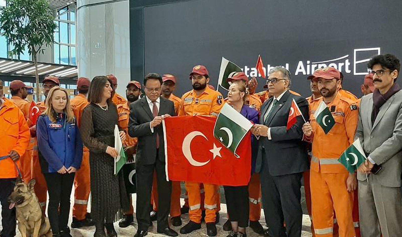 Pakistan's search and rescue team gestures for a group photo with Deputy Governor of Istanbul Özlem Bozkurt Gevrek (4th right) and Ambassador of Pakistan to Turkiye Dr. Yousaf Junaid (3rd left) and other dignitaries at Istanbul Airport on February 24, 2023. (Photo courtesy: Pakistan Foreign Office)