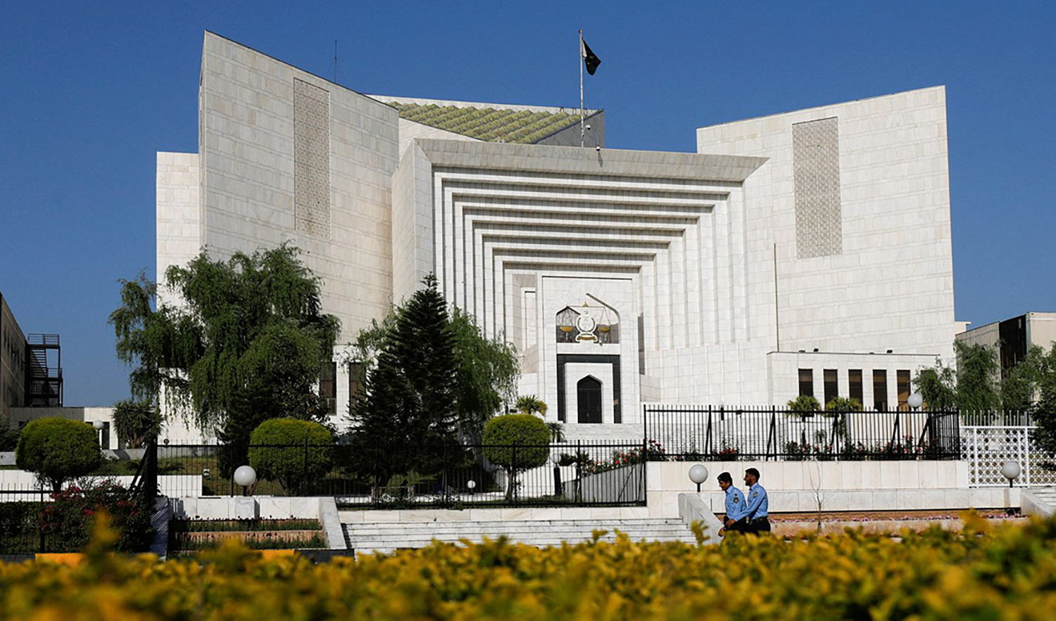 Police officers walk past the Supreme Court of Pakistan building, in Islamabad, Pakistan on April 6, 2022. (REUTERS/File)