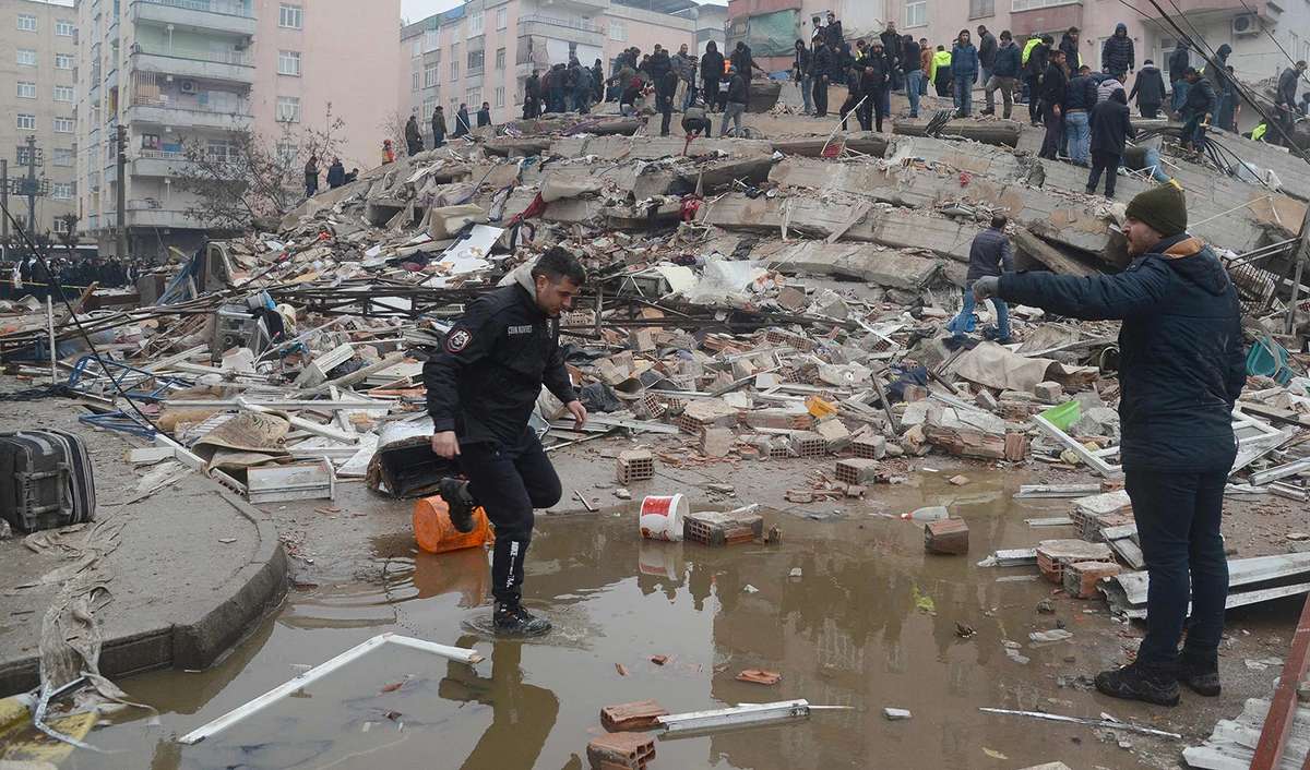 People search for survivors through the rubble in Diyarbakir, on February 6, 2023, after a 7.8-magnitude earthquake struck the country's south-east. (AFP)