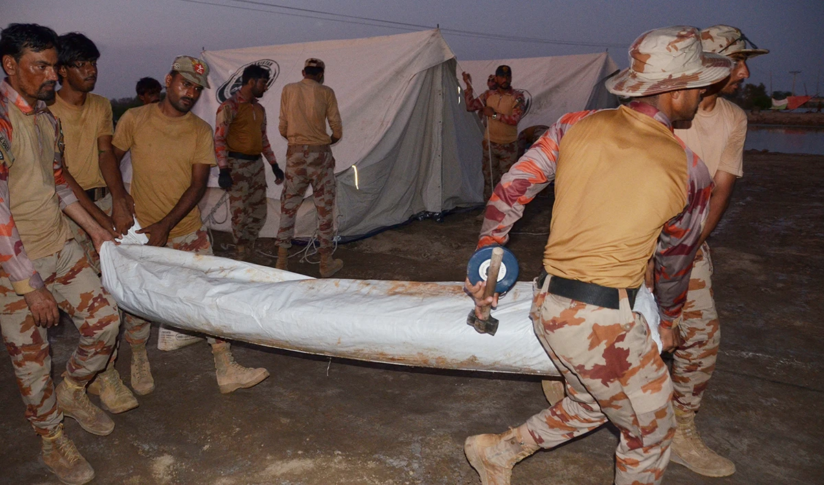 Pakistan army prepare to make tents for flood-affected people at a makeshift camp after heavy monsoon rains at Sohbatpur in Jaffarabad district of Balochistan province on September 3, 2022. (Photo courtesy: AFP/FILE)