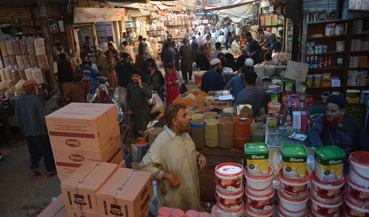 People throng at a wholesale market in Karachi on February 1, 2023. (Photo courtesy: AFP)