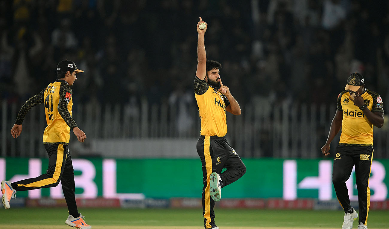Peshawar Zalmi's Aamer Jamal (C) celebarats after taking the wicket of Karachi Kings' Shoaib Malik (not pictured) during the Pakistan Super League (PSL) T20 cricket match between Karachi Kings and Peshawar Zalmi at the Rawalpindi Cricket Stadium, in Rawalpindi on March 1, 2023. (Photo courtesy: AFP)