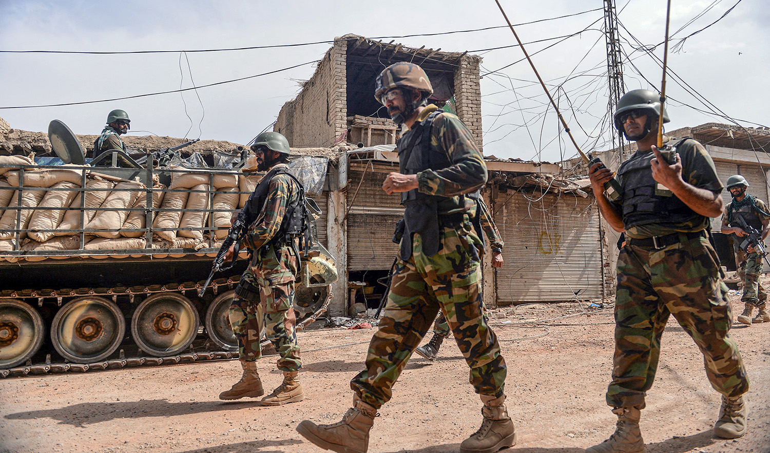 Pakistani soldiers patrol at an empty bazaar during a military operation against Taliban militants in the main town of Miranshah in North Waziristan on July 9, 2014. (AFP/File)