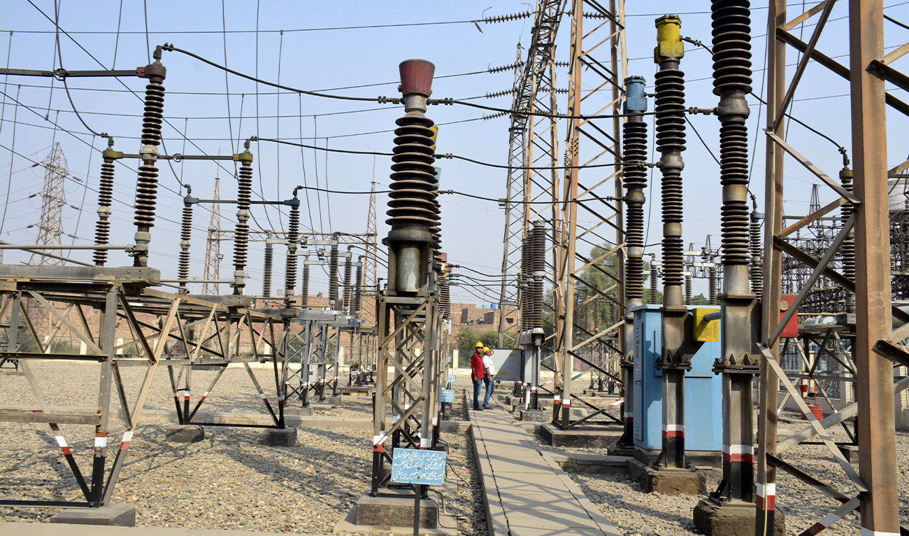 Pakistani technicians work at a power grid station in Faisalabad on on November 16, 2016. (AFP/File)