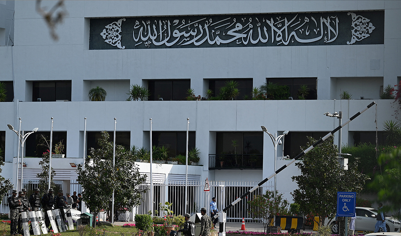 In this file photo, taken on April 3, 2022, security personnel stand guard in front of the Parliament House building in Islamabad. (Photo courtesy: AFP/File)
