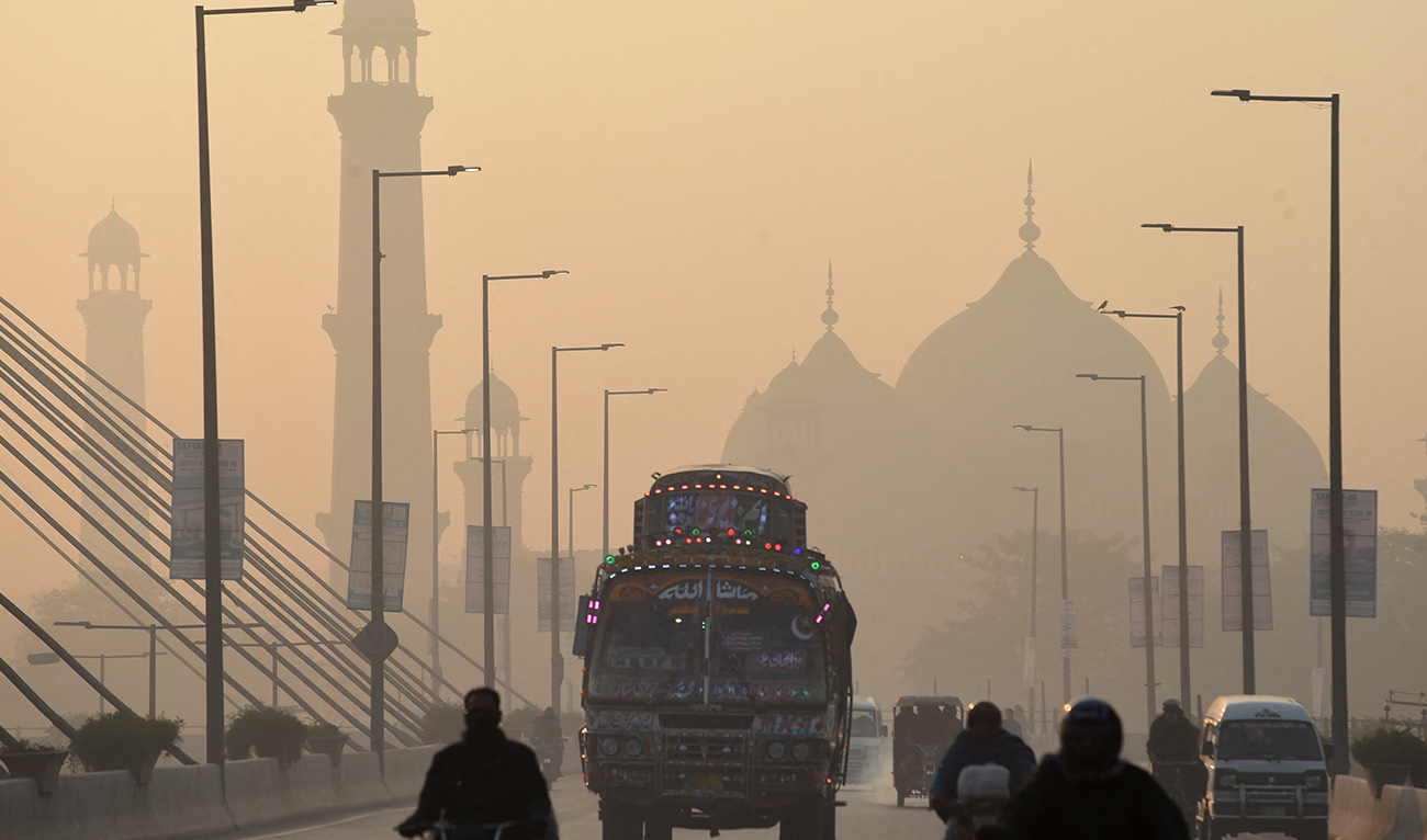 Vehicles make their way amid heavy smogg conditions in Lahore on November 17, 2021. (Photo courtesy: AFP/FILE)